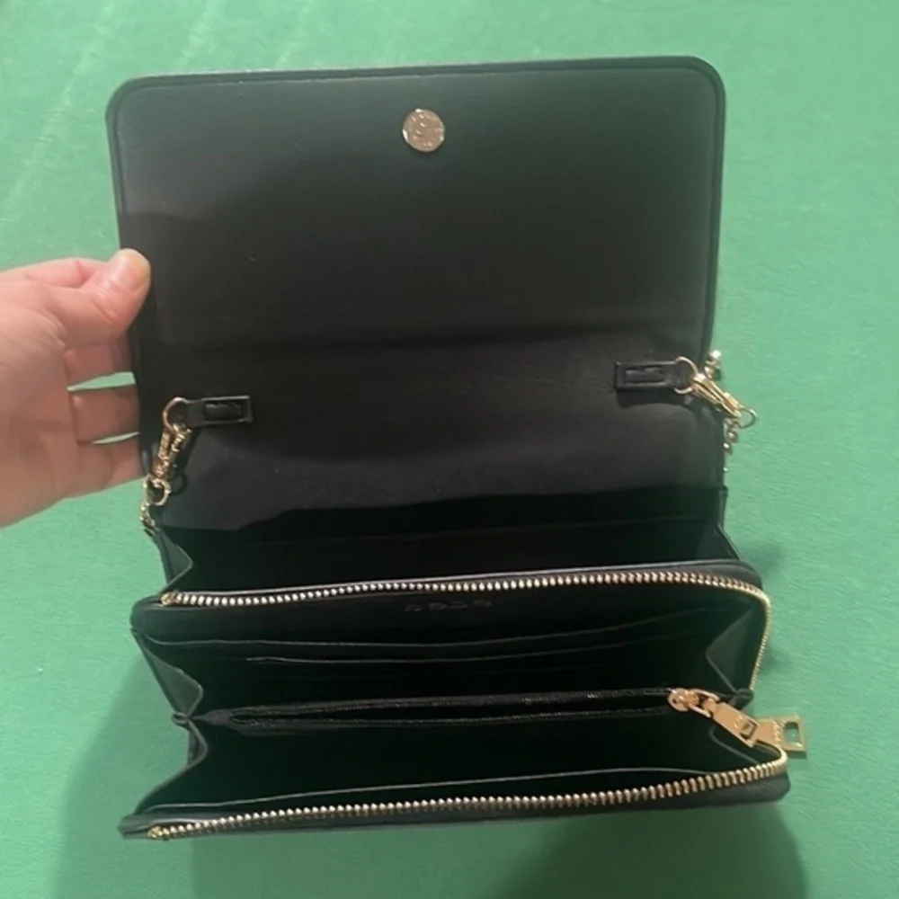 Bebe Ladies Shoukder Purse With Plenty Of‎ Pockets Like New Condition